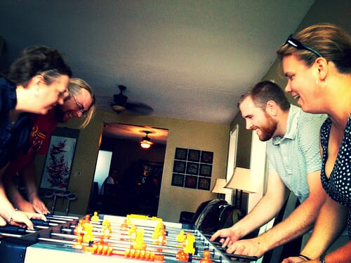 Jouer en famille au babyfoot pour éviter la vaisselle