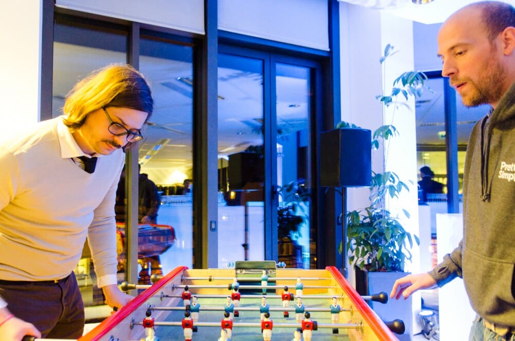 Une partie de baby-foot dans les bureaux de facebook à Paris