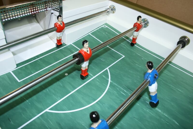 Joueurs en métal et barres télescopiques: le babyfoot français