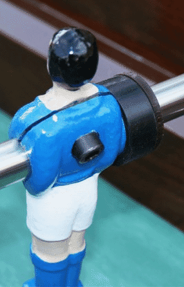 Joueur de baby-foot vissé sur barre