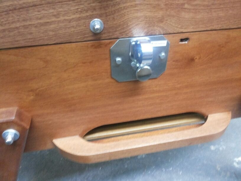 Baby-foot en bois massif