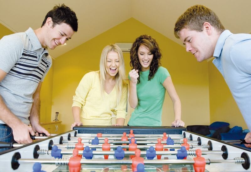 Convivialité et fun en jouant au baby-foot