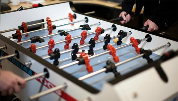 Inclinaison des joueurs au babyfoot pour récupérer la balle en défendant