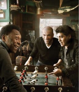Affiche Louis Vuitton et baby-foot avec Pelé, Zidane et Maradona