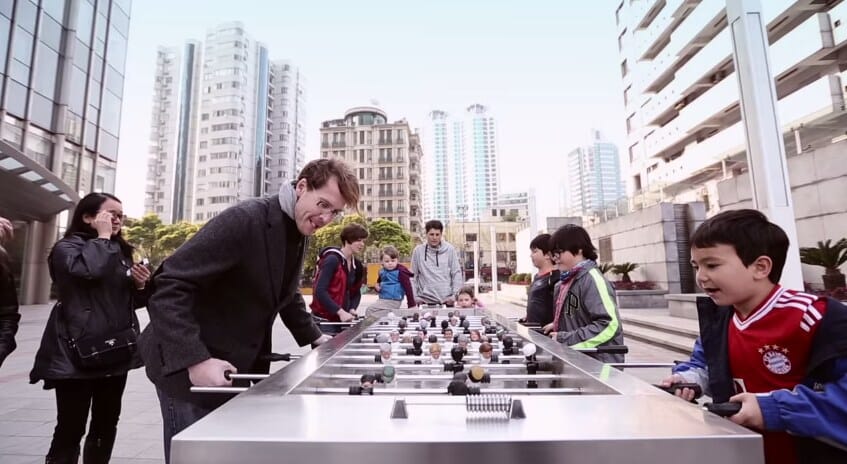 Baby-foot géant dans les rues de Shanghai pour promouvoir la journée internationale de la Paix