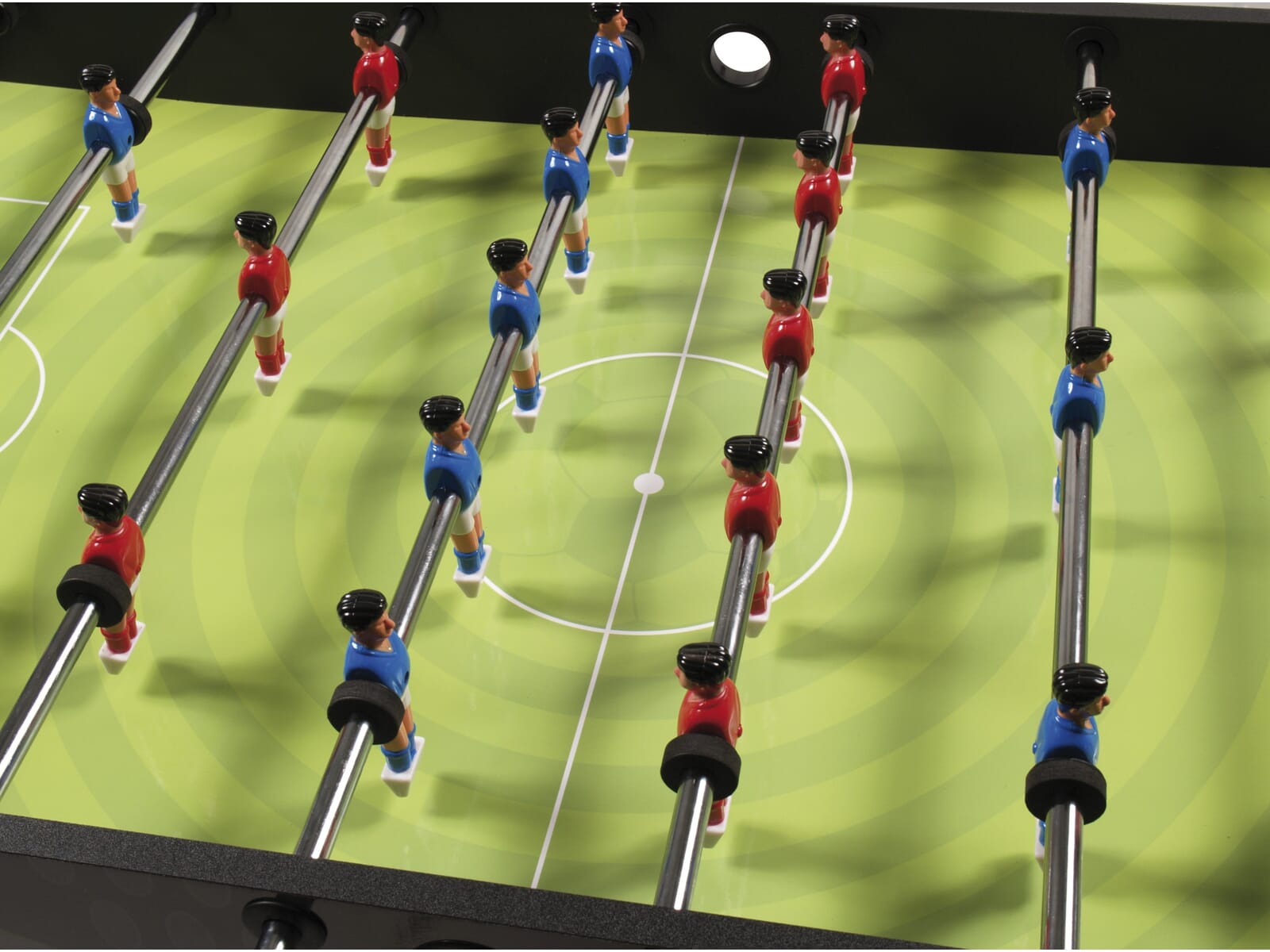 Gros plan des joueurs sur la table de jeu de baby-foot pour s'amuser au Gros plan des joueurs sur la table de jeu de baby-foot pour s'amuser au