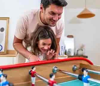Jouer au babyfoot en famille